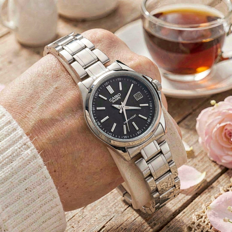 ساعت کاسیو زنانه نقره ای صفحه مشکی مدل ca-13L