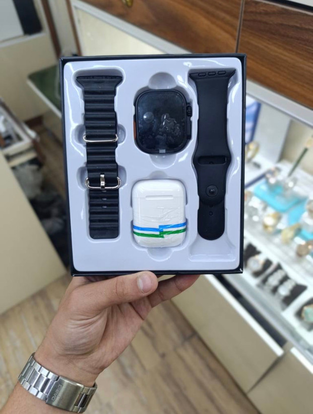 ساعت هوشمند مدل YX90 Ultra 3 MAX با بند مشکی سیلیکونی و هندزفریهای بیسیم سفید